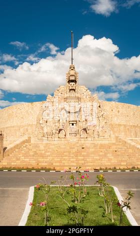 Vorderansicht des berühmten Monumento a la Patria (Vaterland-Denkmal) am Paseo Montejo. Merida, Yucatan, Mexiko. Stockfoto