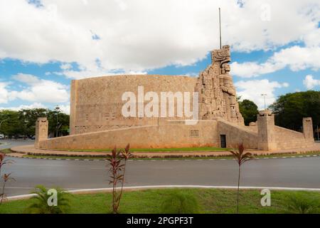 Seitenansicht des berühmten Monumento a la Patria (Vaterland-Denkmal) am Paseo Montejo. Merida, Yucatan, Mexiko. Stockfoto