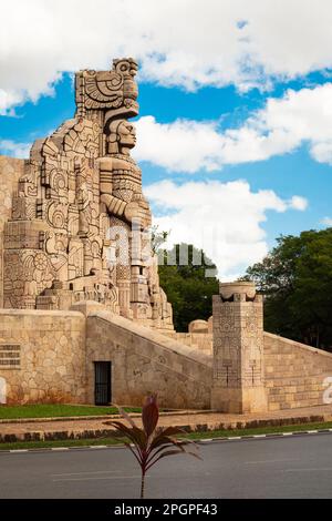 Seitenansicht des berühmten Monumento a la Patria (Vaterland-Denkmal) am Paseo Montejo. Merida, Yucatan, Mexiko. Stockfoto