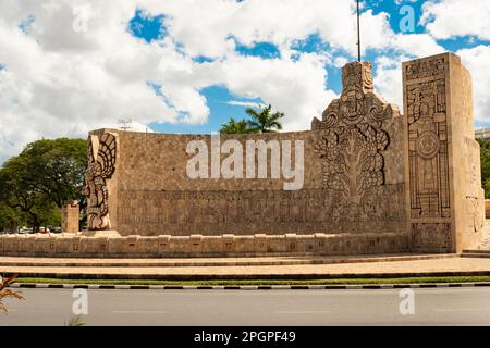 Seitenansicht der Rückseite des berühmten Monumento a la Patria (Vaterland-Denkmal), das sich am Paseo de Montejo befindet und einen Adler zeigt, der eine Schlange verschlingt Stockfoto