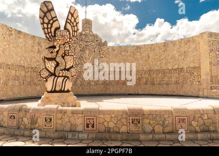 Auf der Rückseite des berühmten Monumento a la Patria (Monument für das Vaterland), das sich auf dem Paseo de Montejo befindet und einen Adler zeigt, der eine Schlange auf einem Kaktus verschlingt und Stockfoto