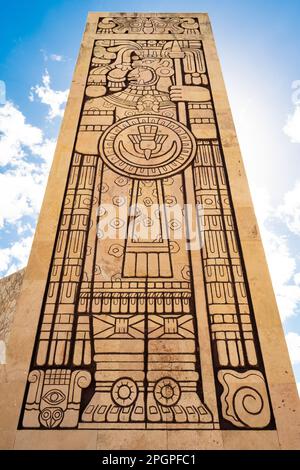 Aus nächster Nähe sehen Sie eine der Säulen des berühmten Monumento a la Patria (Vaterland-Denkmal), das sich auf dem Paseo de Montejo befindet und ein Präcolum zeigt Stockfoto