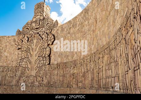 Auf der Rückseite des berühmten Monumento a la Patria (Monument für das Vaterland), das sich am Paseo de Montejo befindet und einen ceiba-Baum und die mxikanische Geschichte zeigt, die heilig für Stockfoto