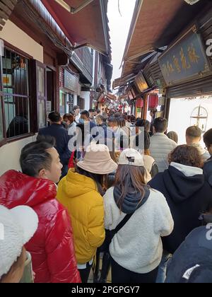 SHANGHAI, CHINA - 18. MÄRZ 2023 - Touristen besuchen die antike Stadt Zhujiajiao in Shanghai, China, 18. März 2023. Die Altstadt von Zhujiajiao hat den Ruf Stockfoto