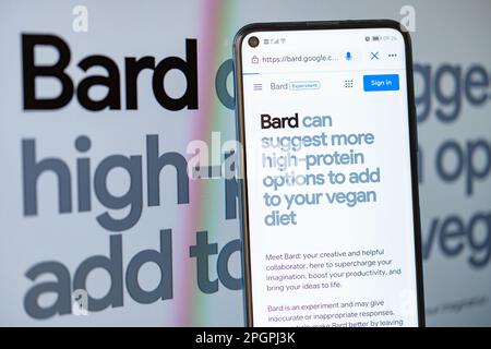 Zhongshan China-März 24,2023:Mann schaut auf die Webseite von Google Bard powered by Lamda bei horizontaler Komposition. Stockfoto