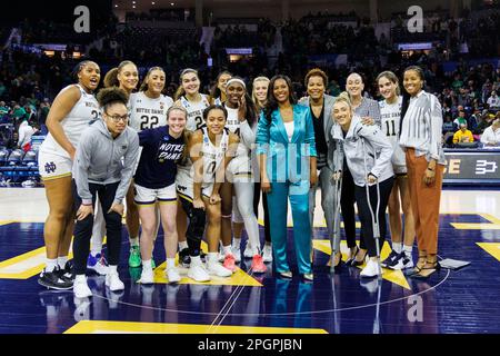 South Bend, Indiana, USA. 19. März 2023. Die Notre Dame-Spieler posieren für ein Teamfoto nach dem NCAA Women's Tournament Second Round Basketballspiel zwischen den Mississippi State Bulldogs und der Notre Dame Fighting Irish im Purcell Pavilion im Joyce Center in South Bend, Indiana. Notre Dame besiegte Mississippi State 53-48. John Mersits/CSM/Alamy Live News Stockfoto