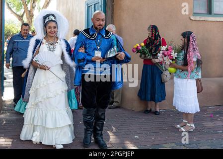 Elisa Elaina Lopez y Lebya, La Reina und Leonard Mike Romero, die Don Diego de Vargas darstellten, auf der 307. Fiesta de Santa Fe, Santa Fe, New Mexico. Stockfoto