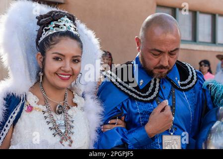 Elisa Elaina Lopez y Lebya, La Reina und Leonard Mike Romero, die Don Diego de Vargas darstellten, auf der 307. Fiesta de Santa Fe, Santa Fe, New Mexico. Stockfoto