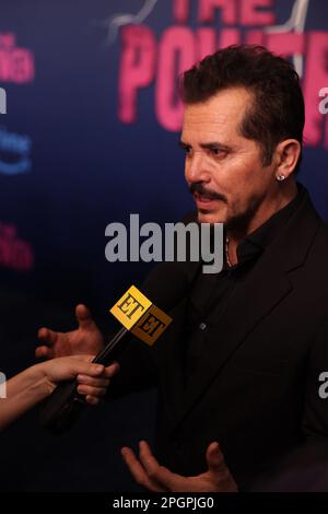 New York, New York, USA. 23. März 2023. John Leguizamo bei der Ankunft für DIE POWER Series Premiere, DGA New York Theater, New York, NY, 23. März 2023. Kredit: Manoli Figetakis/Everett Collection/Alamy Live News Stockfoto