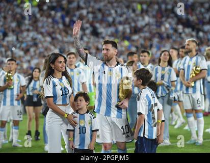 Buenos Aires, Argentinien, 23. März 2023. Lionel Messi aus Argentinien, seine Frau Antonella Roccuzzo und ihre Kinder feiern den Sieg bei der FIFA-Weltmeisterschaft Katar 2022 nach dem Spiel zwischen Argentinien und Panama für die International Friendly 2023 im Monumental de Nunez Stadium in Buenos Aires am 23. März. Foto: Luciano Bisbal/DiaEsportivo/Alamy Live News Stockfoto