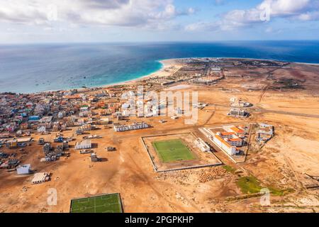 Weiter Blick aus der Vogelperspektive auf Santa Maria mit den Resorts auf der rechten Seite, afrikanisches Dorf auf der linken Seite und Sportfeld in der Mitte, Sal, Kapverdische Inseln Stockfoto