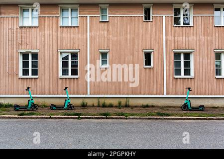 Drei E-Scooter vor einem Wohngebäude, Altstadt von Neristan, Kokkola, Zentral-Ostrobothnia, Finnland Stockfoto