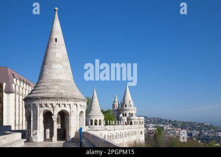 Die Fishermans Bastion ist eine Terrasse im neogotischen und neoromanischen Stil, ein berühmtes Wahrzeichen Budapests Stockfoto