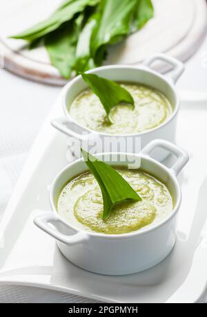 Frische Knoblauchblätter mit Suppe Stockfoto