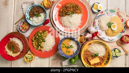 Peruanische Speisen am Büfetttisch verschiedene Gerichte, traditionelle peruanische Gourmetküche Stockfoto