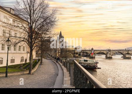 Malerischer Blick auf die Karlsbrücke und den Fluss Moldava bei Sonnenuntergang in Prag, Tschechische Republik Stockfoto