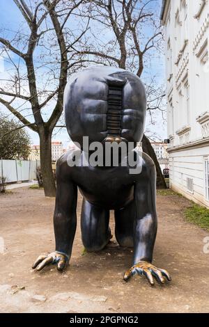 Prag, Tschechische Republik, 23. Februar 2023: Berühmte Skulptur Crawling Babies von David Cerny im Freien im Kampa Park Museum Stockfoto