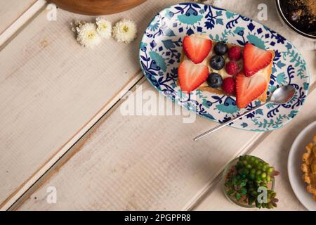 Erdbeertörtchen Gebäck peruanische Desserts Buffet Tischbrunch süße Speisen Stockfoto