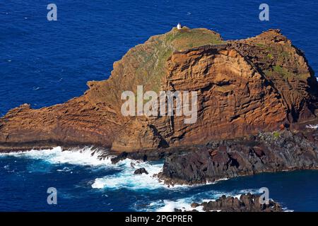 Lavaklippen mit kleinem Leuchtturm, Porto Moniz, Nordküste Madeira, Portugal Stockfoto