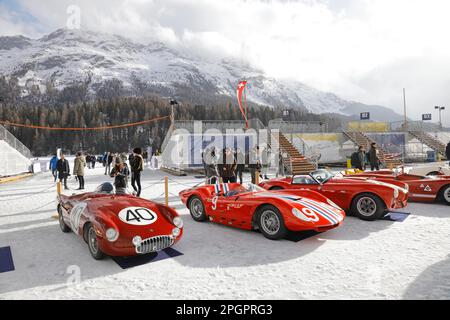 Ein Oldtimer, der Eleganz auf dem gefrorenen See, DEM EIS, St. Moritz, Engadin, Schweiz Stockfoto