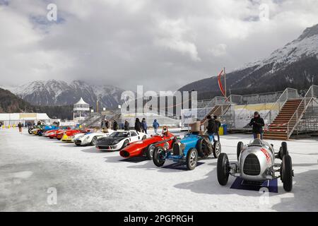 Ein Oldtimer, der Eleganz auf dem gefrorenen See, DEM EIS, St. Moritz, Engadin, Schweiz Stockfoto