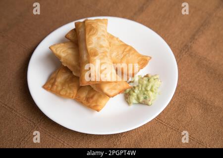 Tequenos frittierter Teig und Käsefinger Fast Food-Snack mit Guacamole, peruanischer venezolanischer Küche Stockfoto