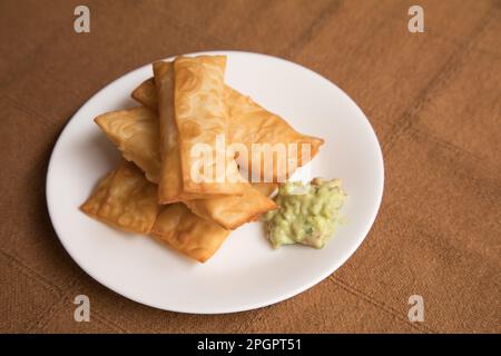 Tequenos frittierter Teig und Käsefinger Fast Food-Snack mit Guacamole, peruanischer venezolanischer Küche Stockfoto