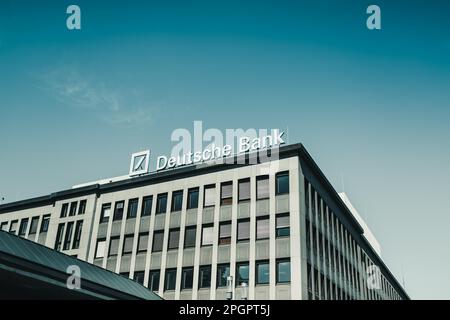 Mannheim, 17. Juni 2022: Das Logo der Deutschen Bank auf dem Bürogebäude Stockfoto