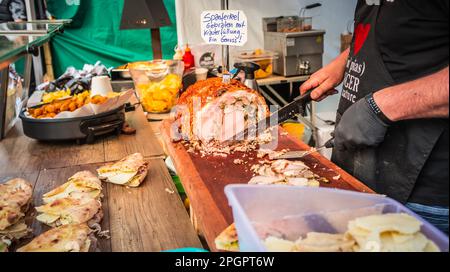 Hockenheim, Deutschland - 28. Mai 2022: Street Food Festival, Zubereitung lokaler Fleischspezialitäten auf Food Truck Stockfoto