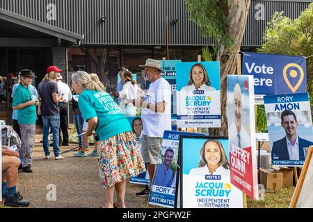 Freitag, 24. März 2023, Wahlkabine Mona Vale auf dem Sitz von Pittwater für die frühzeitige Abstimmung vor der NSW-Staatswahl 2023 am 25. März 2023 geöffnet, Pittwater wird von der Liberalen Partei gehalten, aber es wird erwartet, dass es zwischen Rory Amon, der liberalen Kandidatin, und Jacqui Scruby, dem türkisfarbenen, unabhängigen Martin Berry @ alamy Live News, zu einem ernsthaften Streit kommen wird. Stockfoto