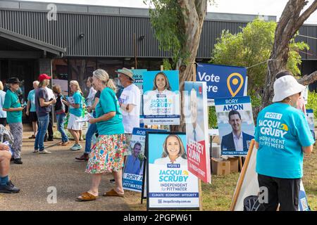 Freitag, 24. März 2023, Wahlkabine Mona Vale auf dem Sitz von Pittwater für die frühzeitige Abstimmung vor der NSW-Staatswahl 2023 am 25. März 2023 geöffnet, Pittwater wird von der Liberalen Partei gehalten, aber es wird erwartet, dass es zwischen Rory Amon, der liberalen Kandidatin, und Jacqui Scruby, dem türkisfarbenen, unabhängigen Martin Berry @ alamy Live News, zu einem ernsthaften Streit kommen wird. Stockfoto