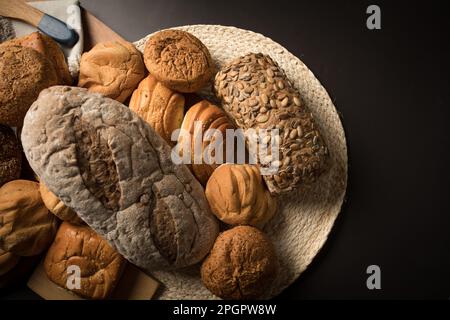 Verschiedene Brotsorten auf einem Tisch Stockfoto