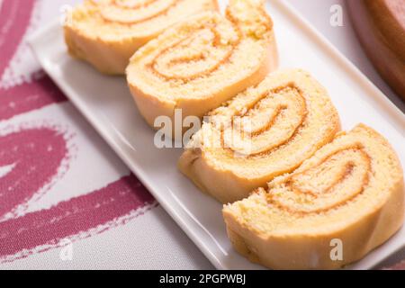 Pionono Rolled-up-Kuchen peruanische Desserts Buffet Tischbrunch süße Speisen Stockfoto