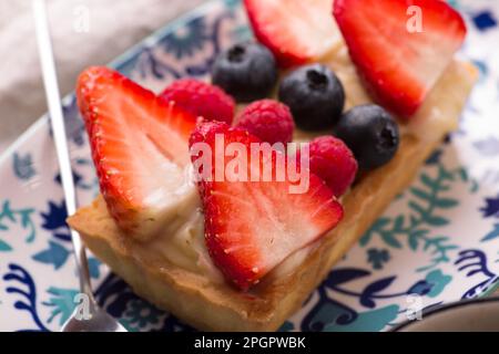 Erdbeertörtchen Gebäck peruanische Desserts Buffet Tischbrunch süße Speisen Stockfoto