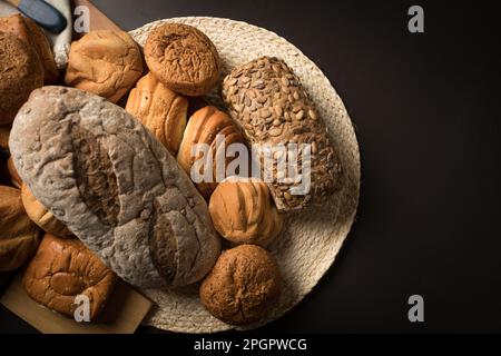 Verschiedene Brotsorten auf einem Tisch Stockfoto