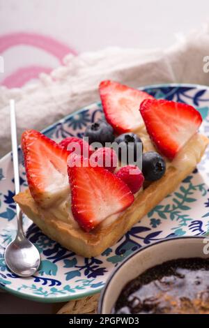 Erdbeertörtchen Gebäck peruanische Desserts Buffet Tischbrunch süße Speisen Stockfoto