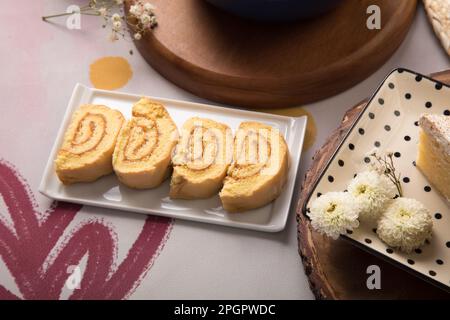 Pionono Rolled-up-Kuchen peruanische Desserts Buffet Tischbrunch süße Speisen Stockfoto