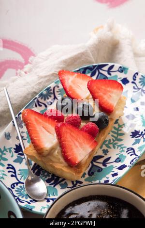 Erdbeertörtchen Gebäck peruanische Desserts Buffet Tischbrunch süße Speisen Stockfoto