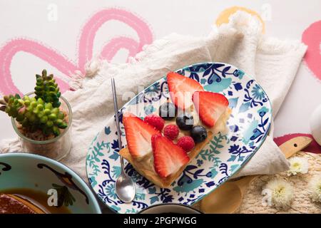 Erdbeertörtchen Gebäck peruanische Desserts Buffet Tischbrunch süße Speisen Stockfoto