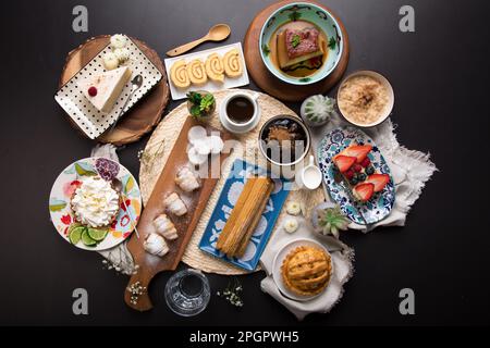 Verschiedene peruanische Desserts, Buffet, Brunch, süße Speisen auf schwarzem Hintergrund Stockfoto