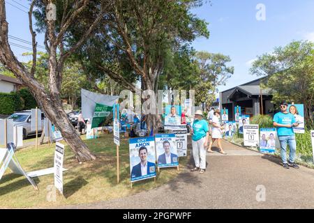 2023 NSW State Election, Wahlstation in Mona Vale für Wähler, die ihre Stimme auf dem Sitz von Pittwater abgeben, durchgeführt von der Liberalen Partei Sydney. Stockfoto