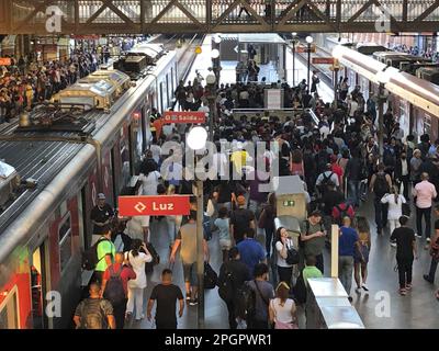 Sao Paulo, Sao Paulo, Brasilien. 23. März 2023. (INT) Sao Paulo Subway Strike verursacht überfüllte Bahnsteige. 23. März 2023, Sao Paulo, Brasilien: Starker Personenverkehr aufgrund eines U-Bahn-Streiks in Sao Paulo, der das Transportsystem beeinträchtigt und zu überfüllten Bahnhöfen in der Stadt führt. (Kreditbild: © Oslaim Brito/TheNEWS2 via ZUMA Press Wire) NUR ZUR REDAKTIONELLEN VERWENDUNG! Nicht für den kommerziellen GEBRAUCH! Stockfoto