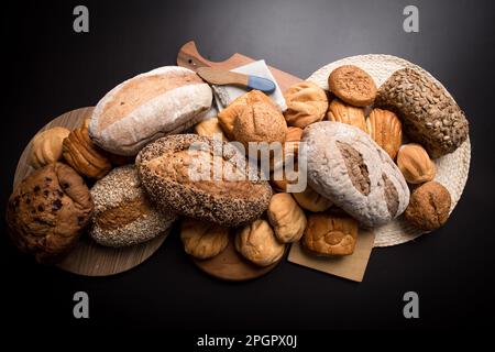 Verschiedene Brotsorten auf einem Tisch Stockfoto