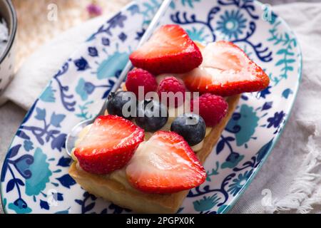 Erdbeertörtchen Gebäck peruanische Desserts Buffet Tischbrunch süße Speisen Stockfoto