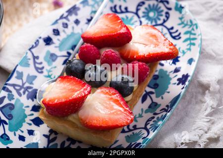 Erdbeertörtchen Gebäck peruanische Desserts Buffet Tischbrunch süße Speisen Stockfoto