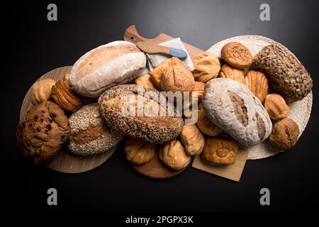 Verschiedene Brotsorten auf einem Tisch Stockfoto