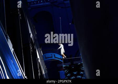Washington, Usa. 23. März 2023. Der französische Hochseilkünstler Philippe Petit führt AM 23. März 2023 bei einer Spendenaktion im National Building Museum in Washington, DC, USA, ETWA 50 Meter über DEM SEIL WUNDER auf. Foto: Yuri Gripas/ABACAPRESS.COM Kredit: Abaca Press/Alamy Live News Stockfoto