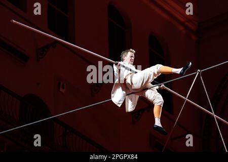 Washington, Usa. 23. März 2023. Der französische Hochseilkünstler Philippe Petit führt AM 23. März 2023 bei einer Spendenaktion im National Building Museum in Washington, DC, USA, ETWA 50 Meter über DEM SEIL WUNDER auf. Foto: Yuri Gripas/ABACAPRESS.COM Kredit: Abaca Press/Alamy Live News Stockfoto