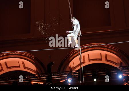 Washington, Usa. 23. März 2023. Der französische Hochseilkünstler Philippe Petit führt AM 23. März 2023 bei einer Spendenaktion im National Building Museum in Washington, DC, USA, ETWA 50 Meter über DEM SEIL WUNDER auf. Foto: Yuri Gripas/ABACAPRESS.COM Kredit: Abaca Press/Alamy Live News Stockfoto