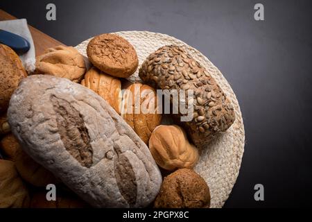 Verschiedene Brotsorten auf einem Tisch Stockfoto